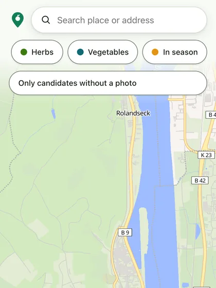 The app map with search field, category filters and the season filter